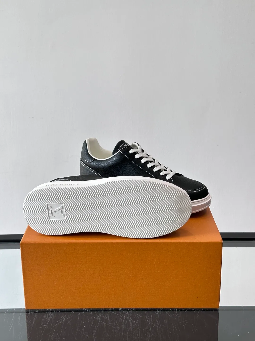 Men's men's shoes 💰p380 "＊OUIS ＊UITTO＊" casual sneakers, made of high-quality cowhide grain leather, with black laces, simple and high-end! LV Logo + classic Monogram lines on the side of the shoe, full of details✨. The rubber soles are wear-resistant and have strong traction, making them suitable for daily commuting and leisure. The shoe last fits the shape of the foot, making it comfortable to wear and not tiring after long walks. It is extremely versatile and can be easily worn with jeans or casual pants. It is a must-have item for men's fashion! 🖤 ​​size：38-44